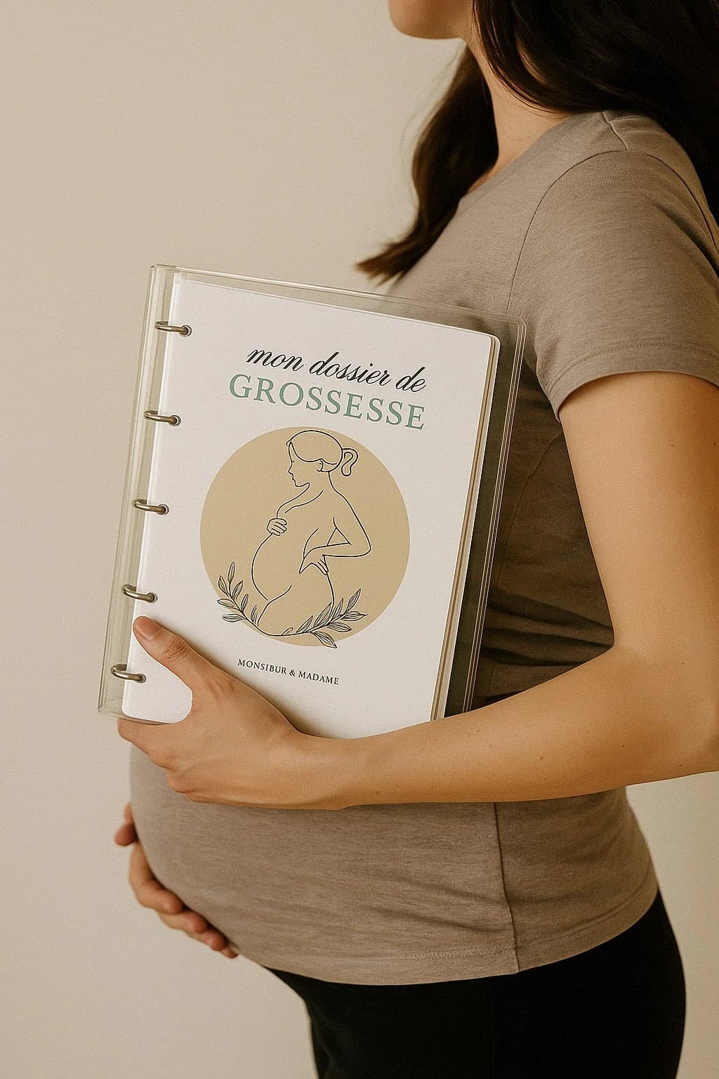 Future maman tenant son classeur de grossesse personnalisé